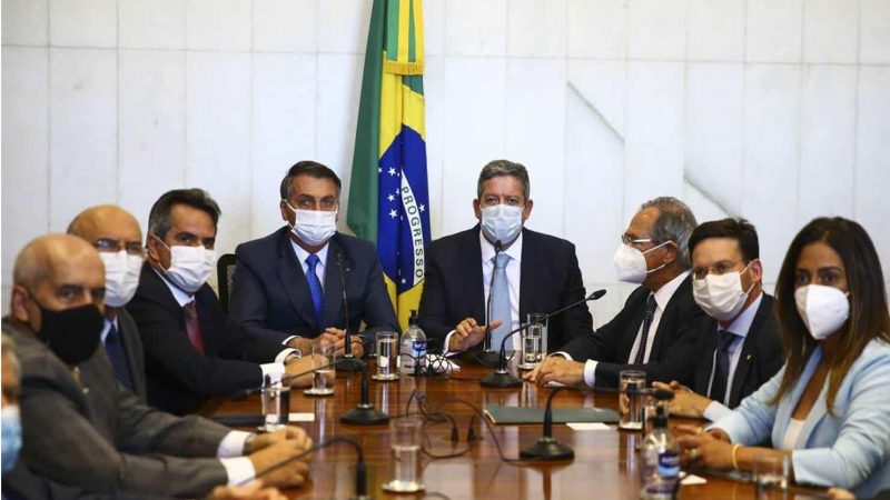 Bolsonaro entrega medida provisória do novo Bolsa Família
